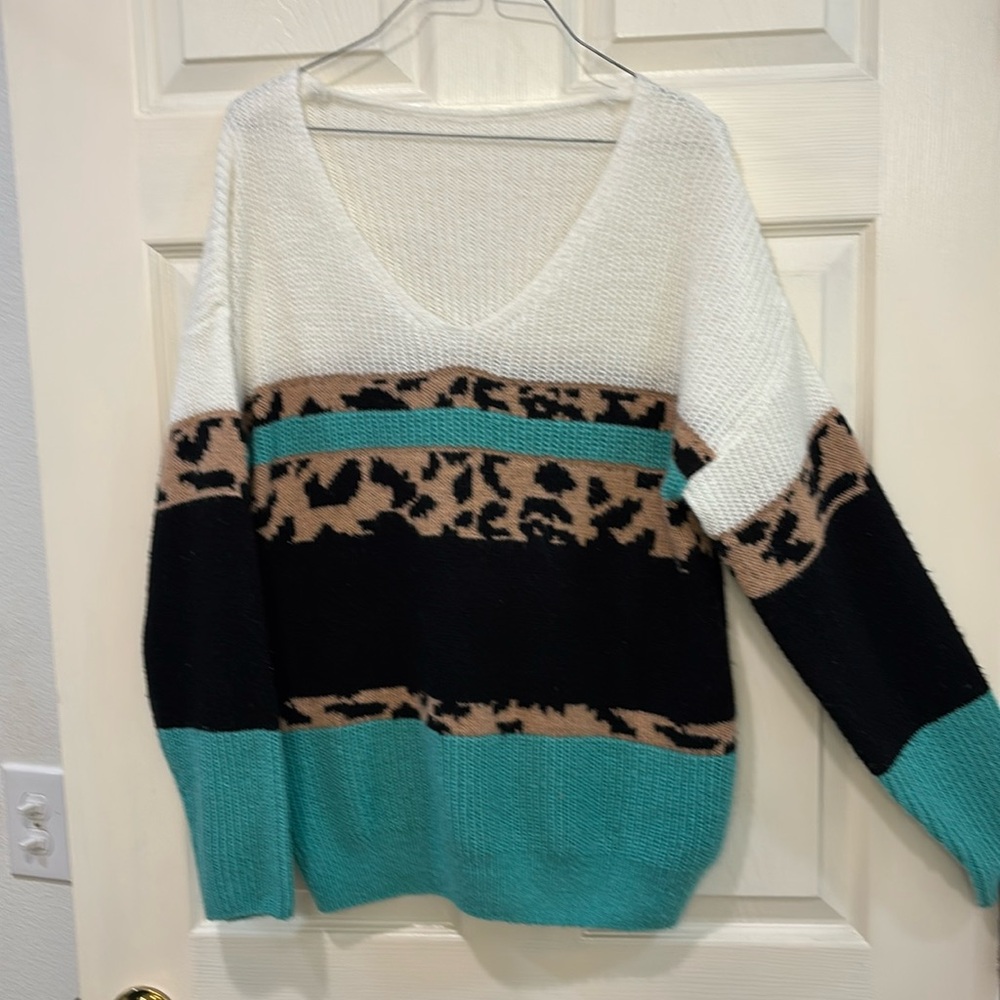 Sweater animal print size medium.
Like new
